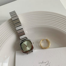 Women's minimalist quartz watch with chain strap and folding clasp